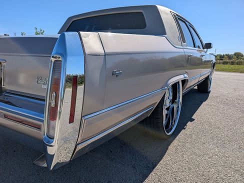 Used 1990 Cadillac Brougham image 47