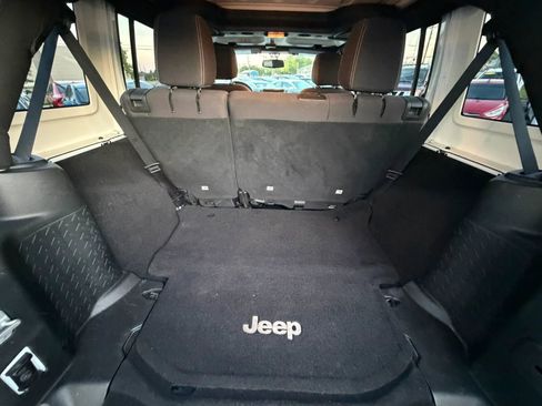 Used 2017 Jeep Wrangler Unlimited Sahara w/ Connectivity Group AWD/4WD image 32