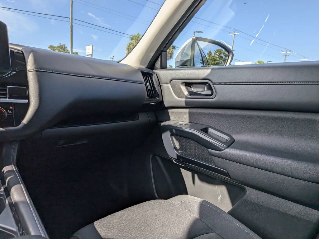 Used 2025 Nissan Pathfinder SV FWD image 17