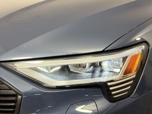 Used 2021 Audi e-tron Prestige w/ Prestige Package image 11