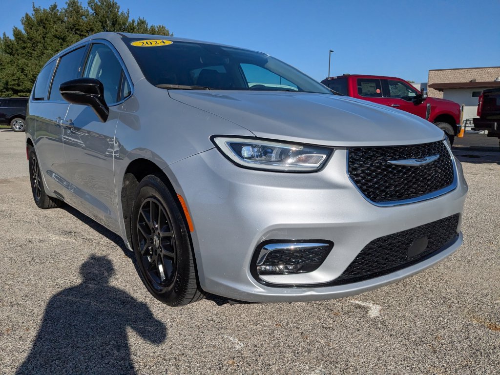 Used 2024 Chrysler Pacifica Touring-L FWD image 3