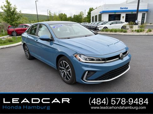 Used 2025 Volkswagen Jetta SE FWD image 8