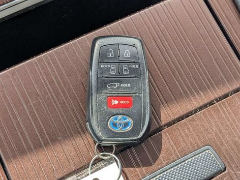 Used 2022 Toyota Sienna XLE FWD image 32