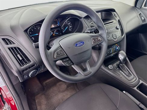 Used 2017 Ford Focus SE image 4