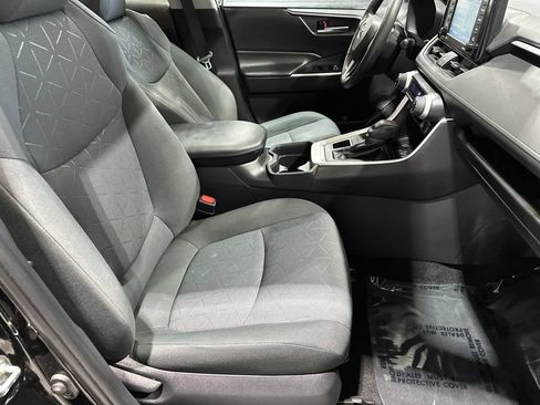 Certified 2020 Toyota RAV4 XLE w/ Convenience Package AWD/4WD image 18