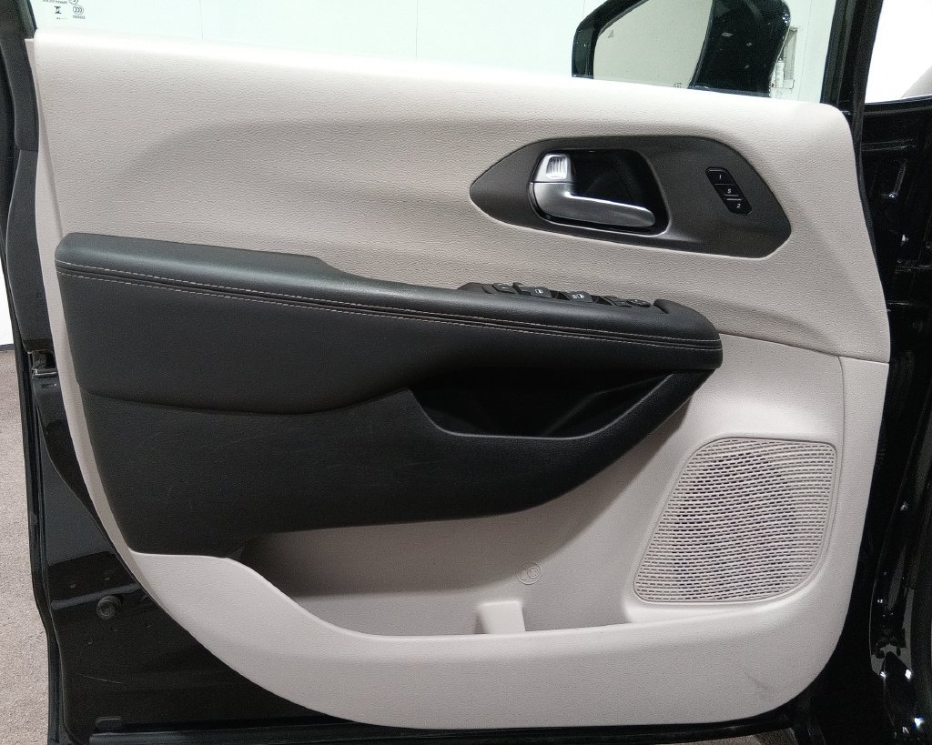 Used 2024 Chrysler Pacifica Touring-L FWD image 17