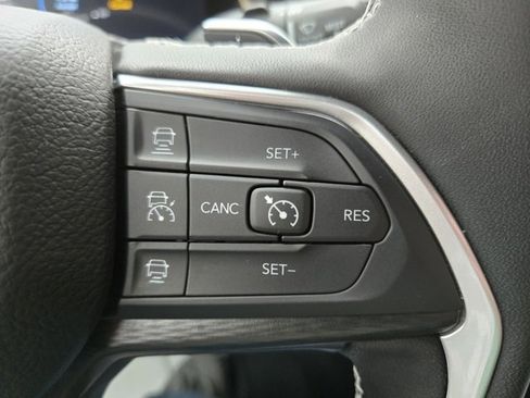 Used 2025 Jeep Grand Cherokee Altitude image 20