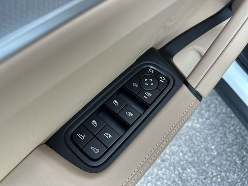 Used 2026 Porsche Cayenne image 9