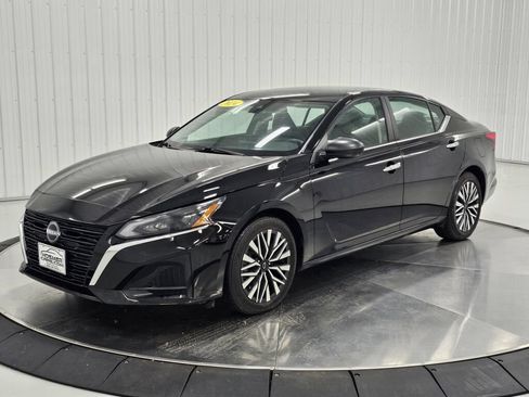 Used 2024 Nissan Altima 2.5 SV FWD image 2