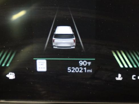 Used 2025 Kia Carnival FWD image 38