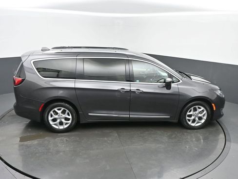 Used 2018 Chrysler Pacifica Touring-L Plus w/ Tire & Wheel Group image 43