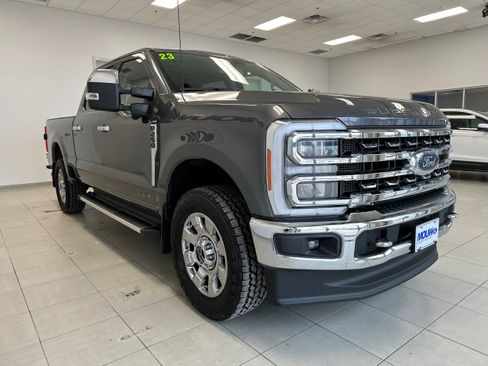 Used 2023 Ford F250 Lariat w/ Chrome Package image 4
