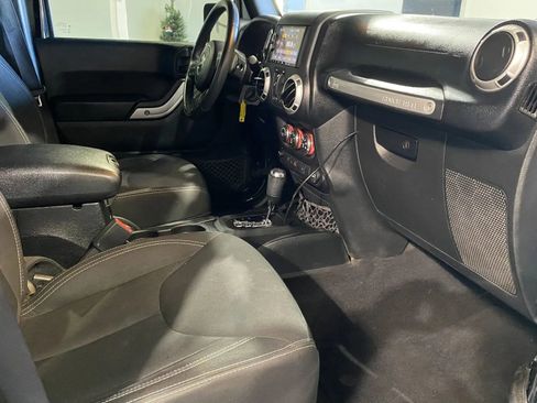 Used 2018 Jeep Wrangler Unlimited Rubicon w/ Connectivity Group image 6