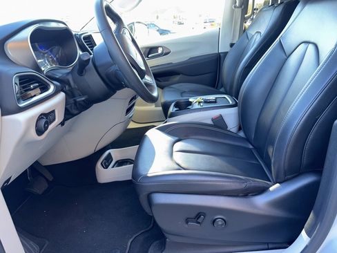 Used 2024 Chrysler Pacifica Touring-L image 11