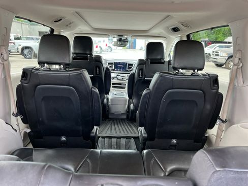 Used 2018 Chrysler Pacifica Limited w/ Tire & Wheel Group FWD image 31