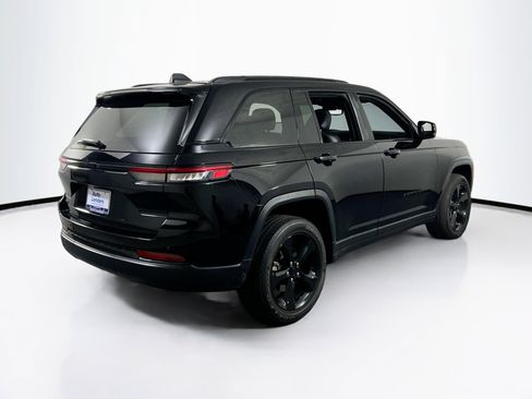 Used 2023 Jeep Grand Cherokee Altitude image 5