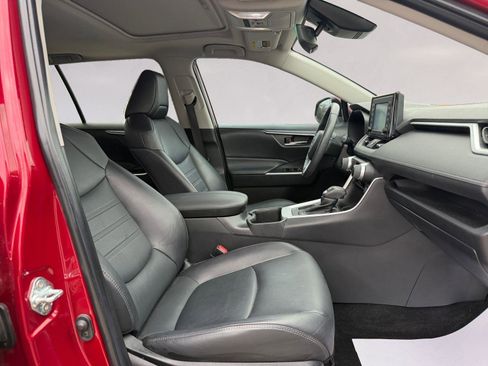 Used 2022 Toyota RAV4 XLE Premium image 15