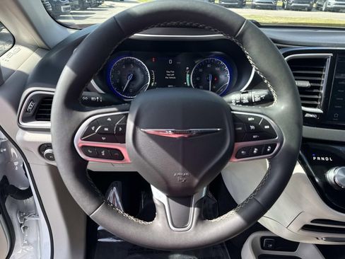 Used 2024 Chrysler Pacifica Touring-L FWD image 23