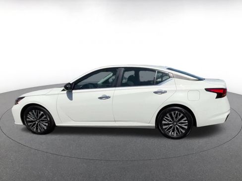 Used 2025 Nissan Altima 2.5 SV FWD image 8