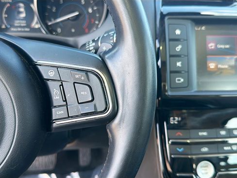 Used 2018 Jaguar XE Premium image 35