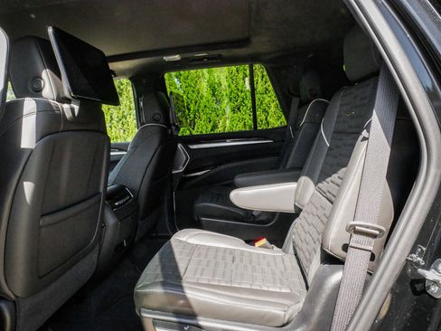 Used 2025 Cadillac Escalade Sport Platinum w/ LPO, ONYX Package image 8