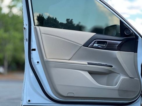 Used 2017 Honda Accord EX image 10