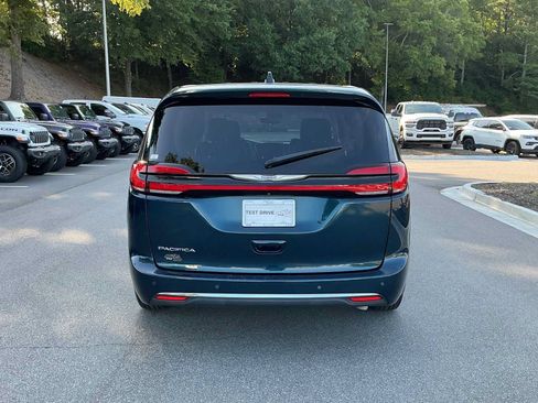 Used 2023 Chrysler Pacifica Touring-L FWD image 4
