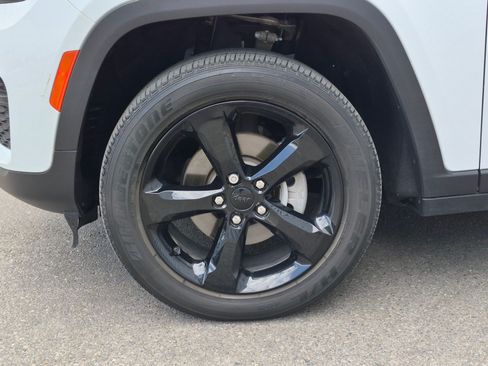 Used 2023 Jeep Grand Cherokee Altitude AWD/4WD image 11