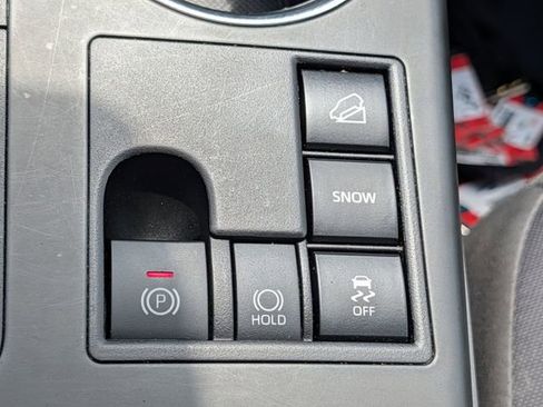 Used 2024 Toyota Highlander LE AWD/4WD image 16