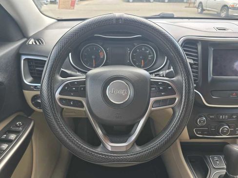 Used 2021 Jeep Cherokee Latitude FWD image 11