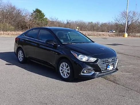 Used 2020 Hyundai Accent SEL image 2