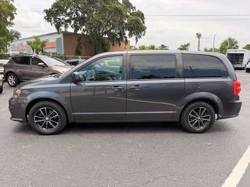 Used 2018 Dodge Grand Caravan SXT w/ Blacktop Package FWD image 2