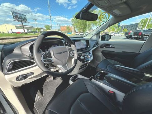 Used 2024 Chrysler Pacifica Touring-L FWD image 10