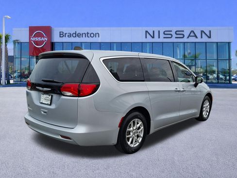 Used 2023 Chrysler Voyager LX FWD image 5