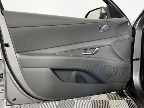 Used 2025 Hyundai Elantra SE FWD image 19