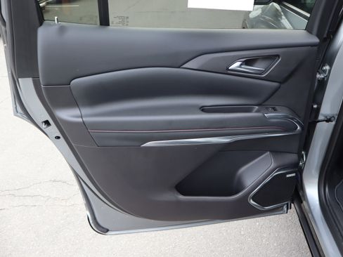 Used 2025 Chevrolet Traverse RS FWD image 31