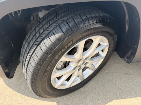 Used 2018 Jeep Cherokee Latitude Plus FWD image 9