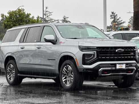 Used 2025 Chevrolet Suburban Z71 image 2