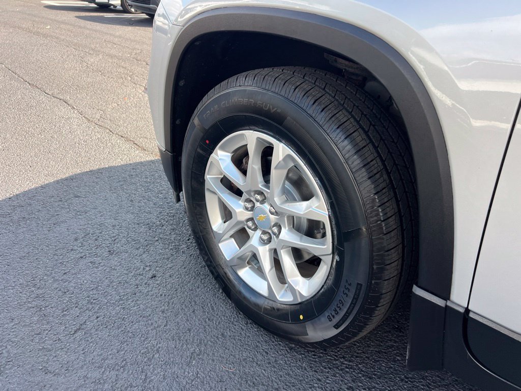 Used 2020 Chevrolet Traverse LT w/ Driver Confidence II Package AWD/4WD image 32