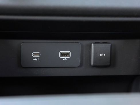 Used 2024 Land Rover Defender 130 V8 image 16