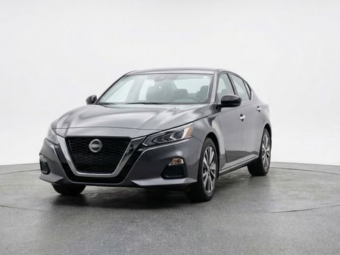 Used 2025 Nissan Altima 2.5 SV FWD image 2