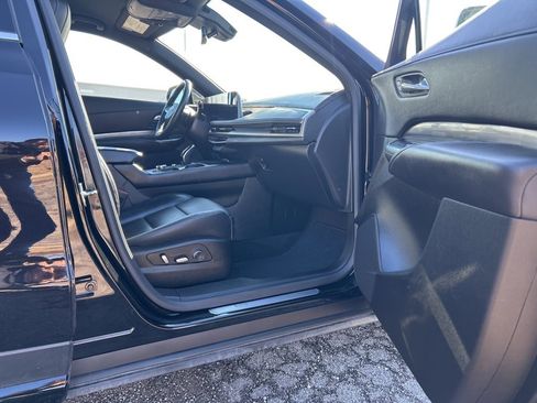 Used 2025 Cadillac XT4 Premium Luxury image 18