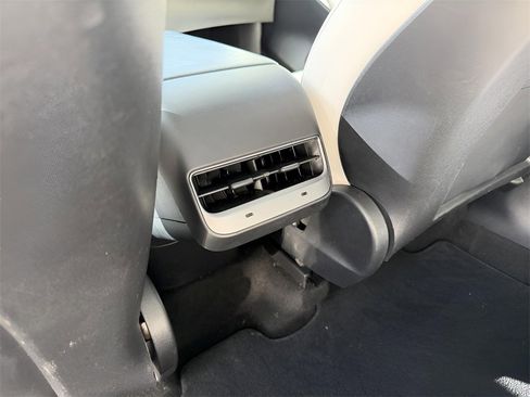 Used 2021 Tesla Model Y Long Range image 22