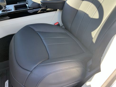 Used 2024 Land Rover Range Rover Long Wheelbase SE image 16