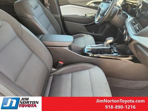 Used 2025 Chevrolet Trax LT w/ LT Convenience Package FWD image 15