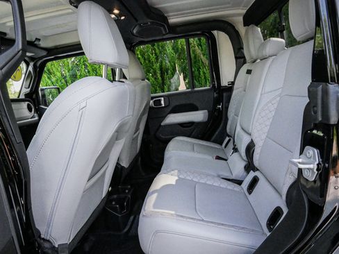 Used 2023 Jeep Gladiator Overland AWD/4WD image 31