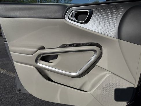 Certified 2025 Kia Soul LX image 9