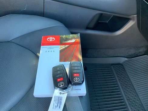 Used 2025 Toyota Grand Highlander AWD Hybrid image 9