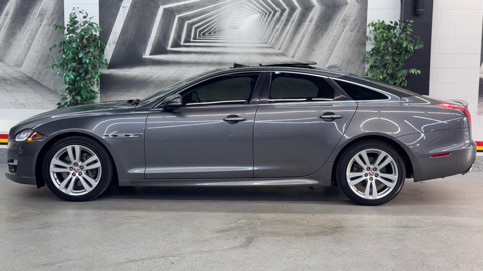 Used 2016 Jaguar XJ R-Sport AWD/4WD image 5