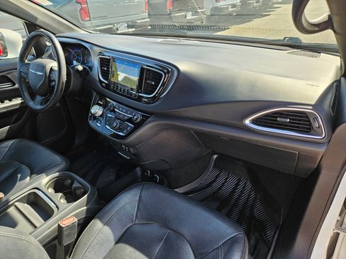Used 2019 Chrysler Pacifica Touring-L w/ Advanced Safetytec Group FWD image 32